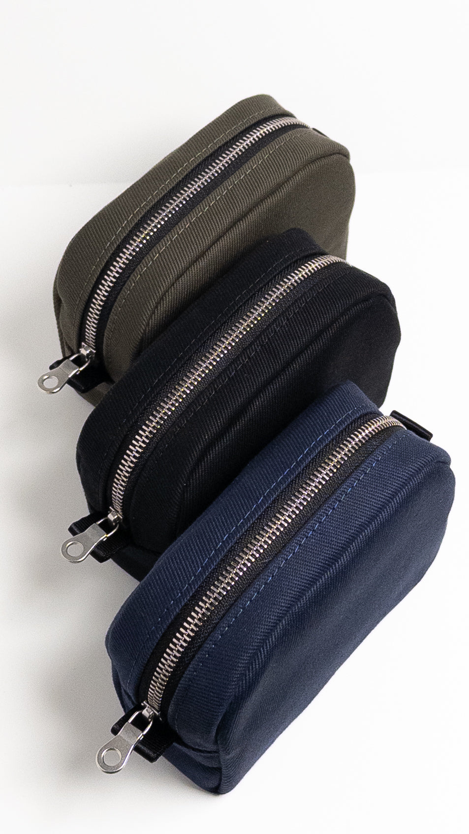 DMade Stubby – Twill ✗ Excella Edition